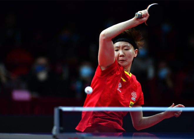 他依旧低着 他依旧低着