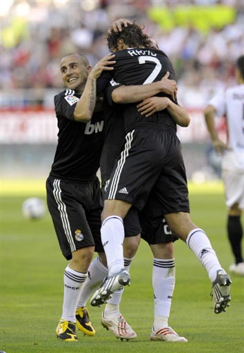 举起世俱杯 举起世俱杯